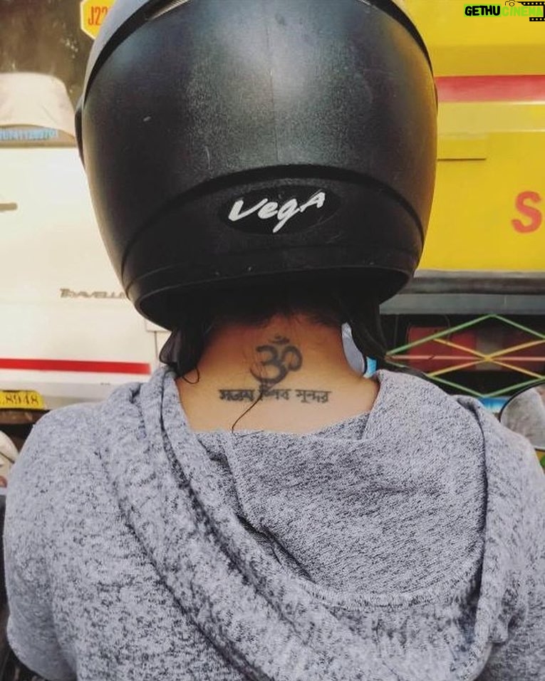 Kruthika Jayakumar Instagram - When life stands still. . . . . . . #biker #quotes #bangaloretraffic #helmet #tattoo #om #ink #inked #inkedgirls #vega #bikes #black #hoodie #bangalore #grey #traffic @vegahelmets Bangalore, India