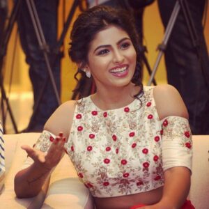 Kruthika Jayakumar Instagram - How so sweet ?❤️ Let me take this moment to say 
I am constantly overwhelmed by all the lovely messages you guys send me all the time . Thank you for all the love 💕 
Wishing all of you a very very happy Diwali💫 
May you be the shining light in everyone’s life like you are in mine🎇
xoxo
#HappyDiwali #spreadlove #light