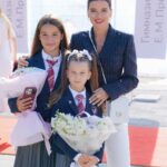 Kseniya Borodina Instagram - Сегодня очень важный день для всех родителей нашей страны, но отдельно хочу сказать, что для меня этот день особенный, потому вто моя младшая доченькам, моя любовь пошла в 1 класс. Пусть школа станет для тебя местом, где ты сможешь не только узнать много нового, но и найти подруг, которые будут с тобой всю жизнь. Удачи тебе, легкости и достижений! Мару, я всегда тобой горжусь. Хороших тебе оценок, добрых учителей, успехов в школе и внеклассной деятельности! Всех вас любим и обнимаем❤️ foto by @sinabonka Style by @aleko_n Гимназия имени Е. М. Примакова