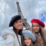 Kseniya Borodina Instagram - Самое приятное в поездках это наблюдать за реакцией детей, как они узнают им, расспрашивают то, что им интересно и самое главное, они растут на глазах не только физически, но и морально. Есть возможность наблюдать за их взрослением во всем. Я очень люблю своих девочек, всегда хочу видеть их счастливыми и довольными жизнью. Пусть на этом не остановится и они еще обязательно увидят весь мир🌍 а в какую страну вы мечтаете попасть, но мечта еще не сбылась?