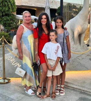 Kseniya Borodina Instagram - Бодрумские девчонки❤️🔥 кстати, хотела у вас спросить, вам  нравится как мои девочки одеваются? Вы сами одеваете своих детей или они самостоятельны в этих вопросах. Честно скажу, просто хочу поднять этот вопрос, не потому что лично меня эта тема волнует, я то очень довольна , тем более они уже начали сами себе выбирать одежду. Просто пару дам мне тут написали, что им как -то не взросло. А зачем с этим спешить? Я вижу что одежда на моих детях вполне по их возрасту и воспитанию. У кого то дети в 14  и просекко на яхтах пьют, но я не считают нужным им ускорять самое хорошее и сладкое время. Взрослыми они всегда успеют стать. Но , вот например,  я не заставляю надевать платья, если есть протест, я считаю правильно прислушиваться, есть мамы кто насильно одевают то, что только им нравится, это конечно не верно. Я разрешаю красивый маникюр, уходы, минимум мейка всегда пожалуйста, в конце концов это девочки. Все еще будет и придет. Это прекрасное чувство наблюдать за их взрослением❤️.