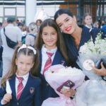 Kseniya Borodina Instagram - Сегодня замечательный праздник - день учителя! И я на этой неделе снова стала ученицей😁 Безумно этому рада и благодарна уже тем, с кем предстоит провести сейчас много времени, кто передаст новые знания. Учить - очень тяжело, давайте будем честны. Нужны огромное терпение, выдержка, много запасов позитива, вдохновения. На мой взгляд нужно развивать как раз возможности для вдохновения через мероприятия, конкурсы, поощрения. Как раз знаю, что сейчас идет Всероссийский форум классных руководителей, здорово, что это такая огромная площадка для учителей со всей страны, где они могут знакомиться и делиться опытом, идеями. И ведь на самом деле каждый из нас иногда примеряет эту роль на себя, когда приходится учить детей, учить сотрудников, даже собственным родителям приходится объяснять новые какие-то вещи. И согласитесь, это не всегда просто😅 Я очень хочу, чтобы мы все вернулись к тому, что учитель - это очень важный человек, от него зависит какими мы будем, что будем знать и уметь. И нам нужно научиться вновь уважать их, помогать им в этом не простом труде, поддерживать. Дорогие учителя, спасибо вам за вашу работу и низкий поклон!