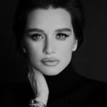 Kseniya Borodina Instagram - Моя душа горит Она не любит боль Чужая мысль сквозит Но не остужает зной Моё тело не спит Глажу его рукой Телу не внешний вид Телу нужна любовь…… Когда я была маленькая и по своему глупая, я была уверена, что с возрастом все может только ухудшаться и нужно наслаждаться лишь молодостью, сейчас смотря эти фото и свое отражение в зеркале, я могу смело сказать, что с возрастом все только становится лучше и интереснее. Тот самый момент, когда возраст и опыт идет только на пользу. Я Рада, что за это время мне удалось стать в чем-то примером и мотиватором, для девушек и женщин, которые боялись перемен в жизни. Я Рада, что являюсь для вас примером, что перемены только к лучшему, особенно , когда эти перемены на пути к знакомству с самими собой. Девочки,иногда ощущение, что жизнь сейчас закончится,что она вот такая серая и тусклая, что всегда будет эта рутина и счастье не видать, но это далеко не так. Я столько раз разочаровывалась, но в итоге пришла к лучшим моментам, я сейчас живу и наслаждаюсь жизнью и вам этого желаю. Не держитесь за то, что давно умерло, не спасайте никогда то, что реанимировать уже невозможно, в жизни много людей, много мест, много возможностей, живите свою лучшую жизнь, будьте смелее. Люблю