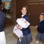 Kseniya Borodina Instagram - Сегодня очень важный день для всех родителей нашей страны, но отдельно хочу сказать, что для меня этот день особенный, потому вто моя младшая доченькам, моя любовь пошла в 1 класс. Пусть школа станет для тебя местом, где ты сможешь не только узнать много нового, но и найти подруг, которые будут с тобой всю жизнь. Удачи тебе, легкости и достижений! Мару, я всегда тобой горжусь. Хороших тебе оценок, добрых учителей, успехов в школе и внеклассной деятельности! Всех вас любим и обнимаем❤️ foto by @sinabonka Style by @aleko_n Гимназия имени Е. М. Примакова