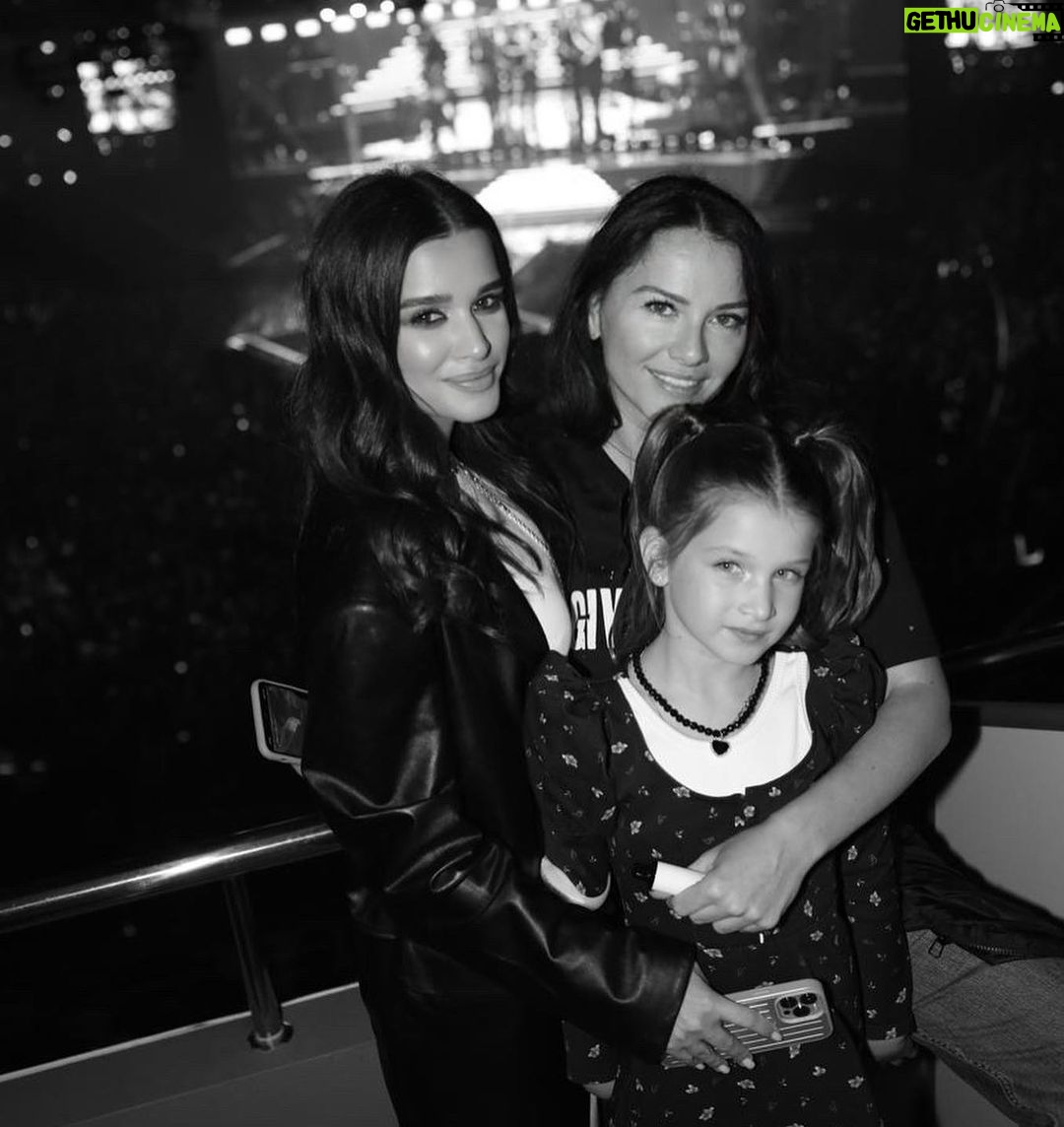 Kseniya Borodina Instagram - Мои девочки любимые❤️ какие крутые ощущения, когда подруга может сделать такой сюрприз и приветить на несколько дней. Сразу хочется везде и вместе ❤️ @matildamylove