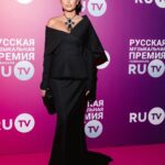 Kseniya Borodina Instagram - Еще раз хочу вам показать кадры с вчерашней премии, спасибо @ru_tv , что всегда приглашаете и дарите море позитива🩷 Я много работаю над собой, над своим состоянием и рада, что научилась замечать в большинстве своем хорошие слова в свой адрес. Вчера их было невероятное количество, начиная с журналистов , заканчивая всеми знакомыми, кого я встречала. И конечно вы меня не оставили без внимания❤️ абсолютно очевидно, что такой образ или вообще любой образ на мне, может нравится, его могут осуждать и обсуждать, я знаю одно, что надо всегда удивлять, меняется, впечатлять и быть довольной собой. Я собой к своим 40 годам очень довольна. Пусть путь был не легким, но результат на лицо🙏🏻 никого никогда не слушайте, идите вперед, а что кричат в спину это абсолютно неважно.