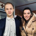 Kseniya Borodina Instagram - Сериал, который попал в самое сердце мне❤️ Это тема не только всех объединила на поболтать, но и заставила вернутся на миг в прошлое, чтобы через музыку и игру актеров, вспомнить лишь про все хорошее что было и погрустить как в то же время было сложно. Когда я рассказываю детям про то, как жили в 90е они кивают головой, но прочувствовать смогли наверно только увидев это на экране. Спасибо @leon_kemstach ты как на экране, так и в жизни, очень положительный герой. Очень приятно было с тобой познакомится. Желаю тебе блистательную карьеру и мы хотим чаще тебя видеть на экранах 👏👏👏👏 Свети новая звездочка 🫶 сегодня все смотрим 7 серию , а завтра обсуждаем