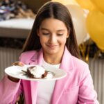 Kseniya Borodina Instagram - Когда у тебя уже взрослая дочь и программу на др она выбирает сама, поэтому вчера сначала был кулинарный вечер, а потом кино и вечером уже с мамой торт❤️🍭 мне как маме всегда очень приятно, что вы с такой трепетом и любовью говорите о моей Марусе❤️так много поздравлений от вас, спасибо