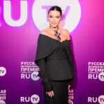 Kseniya Borodina Instagram - Еще раз хочу вам показать кадры с вчерашней премии, спасибо @ru_tv , что всегда приглашаете и дарите море позитива🩷 Я много работаю над собой, над своим состоянием и рада, что научилась замечать в большинстве своем хорошие слова в свой адрес. Вчера их было невероятное количество, начиная с журналистов , заканчивая всеми знакомыми, кого я встречала. И конечно вы меня не оставили без внимания❤️ абсолютно очевидно, что такой образ или вообще любой образ на мне, может нравится, его могут осуждать и обсуждать, я знаю одно, что надо всегда удивлять, меняется, впечатлять и быть довольной собой. Я собой к своим 40 годам очень довольна. Пусть путь был не легким, но результат на лицо🙏🏻 никого никогда не слушайте, идите вперед, а что кричат в спину это абсолютно неважно.