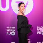 Kseniya Borodina Instagram - Еще раз хочу вам показать кадры с вчерашней премии, спасибо @ru_tv , что всегда приглашаете и дарите море позитива🩷 Я много работаю над собой, над своим состоянием и рада, что научилась замечать в большинстве своем хорошие слова в свой адрес. Вчера их было невероятное количество, начиная с журналистов , заканчивая всеми знакомыми, кого я встречала. И конечно вы меня не оставили без внимания❤️ абсолютно очевидно, что такой образ или вообще любой образ на мне, может нравится, его могут осуждать и обсуждать, я знаю одно, что надо всегда удивлять, меняется, впечатлять и быть довольной собой. Я собой к своим 40 годам очень довольна. Пусть путь был не легким, но результат на лицо🙏🏻 никого никогда не слушайте, идите вперед, а что кричат в спину это абсолютно неважно.