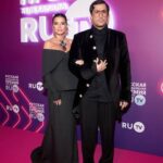 Kseniya Borodina Instagram - Еще раз хочу вам показать кадры с вчерашней премии, спасибо @ru_tv , что всегда приглашаете и дарите море позитива🩷 Я много работаю над собой, над своим состоянием и рада, что научилась замечать в большинстве своем хорошие слова в свой адрес. Вчера их было невероятное количество, начиная с журналистов , заканчивая всеми знакомыми, кого я встречала. И конечно вы меня не оставили без внимания❤️ абсолютно очевидно, что такой образ или вообще любой образ на мне, может нравится, его могут осуждать и обсуждать, я знаю одно, что надо всегда удивлять, меняется, впечатлять и быть довольной собой. Я собой к своим 40 годам очень довольна. Пусть путь был не легким, но результат на лицо🙏🏻 никого никогда не слушайте, идите вперед, а что кричат в спину это абсолютно неважно.