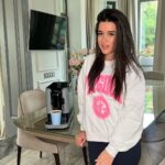 Kseniya Borodina Instagram - Сегодня нужно уметь делегировать полномочия. Это касается не только работы, но и домашних дел. Современная бытовая техника экономит время, бережет руки, разгружает голову, да и вообще творит магию, создавая чистоту и уют. Один из незаменимых для меня девайсов – кофемашина Indi 1540 от RED Solution @tehnika_red Стильная и миниатюрная Indi 1540 за считанные секунды готовит любой напиток: крепкий эспрессо, бодрящий американо или нежный латте. Но больше всего я люблю собрать подруг за чашкой капучино с пышной пенкой, благодаря встроенному автокапучинатору, выходит лучше, чем в кофейне! Большой резервуар для воды на 1.1 литра и кофемолка с возможностью регулирования степени помола делают процесс приготовления максимально удобным. А за счет повышенного давления в 19 БАР внутри машины, кофе получается с правильным балансом вкуса и аромата. Выбирая RED, я выбираю инновационные технологии, доступные цены и самое главное - отличное качество! Приобрести кофемашину Indi 1540 в официальном интернет-магазине RED: redbt.company #почувствуй_инновации #переходи_на_RED