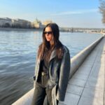Kseniya Borodina Instagram - Вот за что я люблю жизнь, так это за то, что из любой ситуации ну всегда найдется выход, а то и не один! Я помню как многие переживали сначала по поводу банковских карт, но решения нашлись очень быстро. Кто хотел - оформил в других странах, кто-то через друзей, и кучу разных других способов. Но вот прошел год и уже даже крупные авиакомпании как Эмирейтс, Туркиш и др, нашли способ принимать российские визы и мастеркард. Да, с комиссией, но тем, кому очень надо или не хочется заморачиваться, то вот, пожалуйста. Никто и никогда не сможет оставить такую огромную страну в изоляции, просто потому что бизнес есть бизнес. Как бы и кто бы не пытался закручивать гайки, всегда найдутся те, кто придумает лазейки. Это к тому, что даже если вам в других каких-то аспектах жизни кажется, что все плохо, вы устали и выхода нет, нет! Всегда есть возможности! Главное не сдаваться! Все будет хорошо, люблю вас ❤️