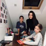 Kseniya Borodina Instagram - Как и любой работающей маме мне безумно ценна каждая свободная минута, которую я могу провести со своими детьми❤️ хочется максимально облегчить их жизнь, дать все возможности и открыть перед ними все дороги Конечно, так не бывает) через какие-то ошибки всем детям придется пройти самостоятельно, как бы мы, родители, не хотели взять их на себя Но с чем я точно могу помочь — облегчить школьные дела своим детям. Моим, как и всем школьникам иногда, нужна помощь с учебой, но у меня не всегда есть время и желание тратить его на уроки. Я хочу со своими детьми смеяться, весело проводить время, слушать их истории и разделять самые счастливые моменты! А учебу пусть берут на себя профессионалы) если вам тоже актуально, вы знаете, что я давно рекомендую Тетрику @tetrika_school — там есть репетиторы по всем школьным предметам, подготовка к экзаменам, английский, логопеды и подготовка к школе — в общем, под любой запрос найдут специалиста. Сейчас как раз самое время записаться на бесплатный урок у них, если вы ещё этого не сделали (а с промокодом gift23 ещё получите 2 урока в подарок, если будете покупать занятия). 2 месяца до каникул, давайте поднажмём🤪