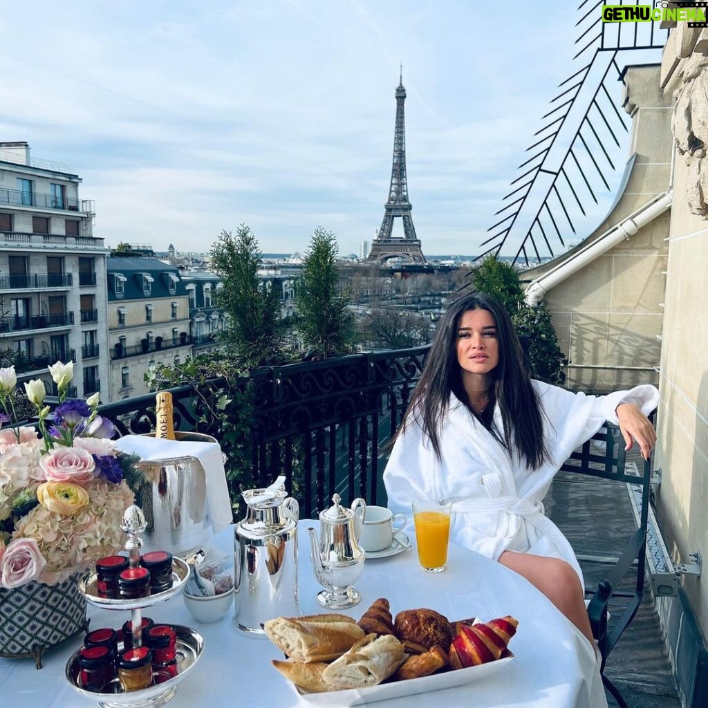 Kseniya Borodina Instagram - Bonjour Paris🖤 Hotel Plaza Athenee