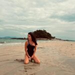 Kseniya Borodina Instagram - Я не стала подводить итоги какие-то ушедшего года, но прочитала много разных постов у других. И знаете, это круто, что мы наконец-то немного приземлились и ценим то, что есть сейчас. В погоне за инстаграмной картинкой мы упускаем простые, но важные вещи. Например. Вот выиграл у тебя ребенок олимпиаду. Простую или даже международную. Казалось бы, ну что такого, ну классно. Но это целое событие для твоего маленького человечка. Я знаю, что очень много наших ребят несмотря ни на что выигрывали в прошлом году в разных дисциплинах. И по физике, и информатике, математике стали лучшими среди многих ребят из разных стран. Столько у нас талантливых детей! И вклад родителей в это тоже огромный. Что хочу сказать. Просто не обесценивайте свои достижения, свои знания, умения. И конечно достижения своих детей. Мотивируйте их на свершения, хвалите их. Каждый из нас достоин отличного нового года. И я верю, что все, чего мы хотим, обязательно сбудется 🙏🏻 Phuket, Thailand