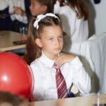 Kseniya Borodina Instagram - Сегодня замечательный праздник - день учителя! И я на этой неделе снова стала ученицей😁 Безумно этому рада и благодарна уже тем, с кем предстоит провести сейчас много времени, кто передаст новые знания. Учить - очень тяжело, давайте будем честны. Нужны огромное терпение, выдержка, много запасов позитива, вдохновения. На мой взгляд нужно развивать как раз возможности для вдохновения через мероприятия, конкурсы, поощрения. Как раз знаю, что сейчас идет Всероссийский форум классных руководителей, здорово, что это такая огромная площадка для учителей со всей страны, где они могут знакомиться и делиться опытом, идеями. И ведь на самом деле каждый из нас иногда примеряет эту роль на себя, когда приходится учить детей, учить сотрудников, даже собственным родителям приходится объяснять новые какие-то вещи. И согласитесь, это не всегда просто😅 Я очень хочу, чтобы мы все вернулись к тому, что учитель - это очень важный человек, от него зависит какими мы будем, что будем знать и уметь. И нам нужно научиться вновь уважать их, помогать им в этом не простом труде, поддерживать. Дорогие учителя, спасибо вам за вашу работу и низкий поклон!