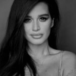 Kseniya Borodina Instagram - Запомните одну простую вещь , НИКТО в этом мире не идеален. Человек не выбирает каким ему рождаться, нет выбора базовой комплектации или комплектации полный люкс. У нас у всех асимметричное лицо, пройдёт это ровно в тот момент, когда вы умрете и ваше лицо тут же лишится асимметрии. А пока вы живы, будут недостатки. Человек не выбирает с каким ростом ему рождаться, какие ноги у него будут. Но есть вещи, над которыми вы можете работать, например ваше тело, тут точно можно все скорректировать с помощью питания и спорта. И даже можно скорректировать вашу злобу. Вместо того, чтобы искать недостатки, с которыми я родилась, я их все принимаю, вам бы лучше заметить в себе такой недостаток, как выливать негатив на других, потому что себя принять не можете. Многих из вас я умею вдохновить, вы делаете мне комплименты, любите меня и восхищаетесь. Но есть 5% людей, которым не дает покоя моя походка, рот, рост, ноги, а может и все вместе) ЗАПОМНИТЕ, вас не я не устраиваю, вас ВЫ не устраиваете. Вы ненавидите себя за свою не идеальность. Вы не можете принять себя, такими, какие вы есть. На языке психологии это называется самоутверждаться за чужой счет. В детстве кто-то посмеялся над вами, кто-то отверг, кто-то указывал на недостатки, вы не сумели с этим справится, утащили это куда-то далеко, но оно постоянно дает о себе знать. И эта злоба вами управляет изнутри, а выливается вот в этот негатив, а на самом деле вы себе это хотели бы сказать, но не можете. Теперь про стиль, когда же мы сталкиваемся с кем-то, кто «в наглую» делает то, что у нас под запретом, мы испытываем сильнейшую тревогу и возмущение. Ведь он творит что-то очень опасное! Его поведение вызывает у нас сильные эмоции возмущение или восхищение, в корне этого лежит именно страх из прошлого. Поэтому, мой совет, обратите внимание на себя, как я хожу вас вообще не должно волновать, я всех так ходить не призываю, а вот вы своим негативом, только себя убиваете с каждым разом все больше и больше. Запомни, вы не идеальны, родители не всегда вами гордились, не всегда вы лучшие, не все вас любили, НО в этом нет ничего страшного, любовь внутри вас спасет ситуацию, просто протяни ей руку❤️