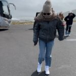 Kseniya Borodina Instagram - Мыс Доброй Надежды считается самой крайней юго-западной точкой Африки.находится на границе Атлантического и Индийского океанов.Мыс Доброй Надежды - это легенда, овеянная штормами и ветрами. И каждый моряк, обогнувший этот мыс, может смело гордиться этим. А каждый путешественник, приехавший в Южно-африканскую республику, старается посетить это легендарное место. Ветер там невероятный, просто сносит тебя , я держалась за машины, чтобы не улететь как Мэри Попринс, порыв ветра достигал 20 км/ч, если не больше 🤪 но это стоит того💔