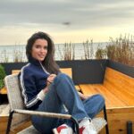Kseniya Borodina Instagram - Недавно снова была в любимом Петербурге 🧡 И знаете, я прям не могу себе представить! Неужели мы дождемся того, что между двумя столицами будет супер скоростная дорога, два часа и ты в Москве или Петербурге. Хоть я очень люблю и самолеты, и на машине, но два часа на поезде - это почти телепорт. Я очень хочу, чтобы и обычные дороги, и жд и авиа, все это развивали. У нас огромная страна, расстояния очень большие, но современный мир требует скорости. И я думаю, что в планах должны быть не только Адлер, Луганск, Донецк, Минск, но и Казань, Екатеринбург и другие крупные города. Чтобы возможностей было гораздо больше, чтобы логистика была проще, чтобы каждый мог побывать во всех уголках страны. А как вы любите путешествовать?
