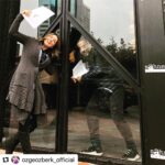 Kubilay Penbeklioğlu Instagram - 🎭🎭Son provalar...#teatro #theaterlife with @ozgeozberk_official #sahnemaslak #açıkaile #opencouple #coppiaaperta #dariofo #francarame Mashattan