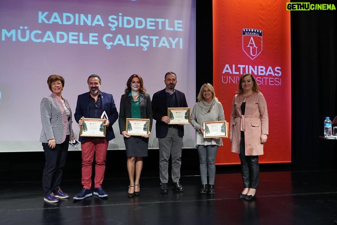 Kubilay Penbeklioğlu Instagram - #kadınaşiddetehayır #evdekiterör #kadinasiddetlemucadelecalistayi #sahnekadınların🌹#kadınaşiddetesessizkalma #kadınaşiddeteson #eliminationofviolenceagainstwomen @akifbeki @selcengur @altinbasuni #kalbimdekideniztv Altınbaş Üniversitesi