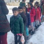 Kubilay Penbeklioğlu Instagram - Tunceli #pülümür hayatında ilk kez tiyatroyla tanışan minicik çocuklara oyun oynadık. Onların mutluluğu bizi mutlu etti. İnşallah 1 milyon çocuğu tiyatroyla tanıştıracağız. Burdan başladık. Belediye başkanımız ve organizasyonu gerçekleştiren #güvenorganizasyon a teşekkür ederiz #keloglan #tiyatrododo @guven_organizasyon24 @pulumurbelediyesi #müslümtosun @omerfarukerisen @ozcan.vazo