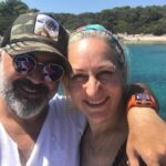 Kubilay Penbeklioğlu Instagram - #herkeseiyibayramlar 🙏🏻#bayrammutluluktur🌻🌺 🌈GÖRMENİN NASIL BİR BAYRAM OLDUĞUNU KARANLIK ÖĞRETİR ; SEVMENİNKİNİ YALNIZLIK..... SIZLAMAYAN HER ORGAN BAYRAM HELE DE BURUN DİREĞİ _sızlamıyorsa_ BAYRAMDIR . BAYRAMDIR ELDEN AYAKTAN DÜŞMEMEK , ZİHNİ KAYBETMEMEK, KURDA KUŞA YEM OLMAYIP _çok şükür bugünü de gördük_ diyebilmek BAYRAMDIR. SEVDİKLERİNLE GEÇEN HER GÜN BAYRAMDIR. KÜSKEN BARIŞMAK, AYRIYKEN KAVUŞMAK, SUSKUNKEN KONUŞMAK BAYRAMDIR. DELİ GİBİ BURNUNDA TÜTENİN BOYNUNA SARILMAK, EN ACIKTIĞIN ANDA DUMANI TÜTEN BİR SOMUNUN KÖŞESİNİ BÖLMEK, DARA DÜŞTÜĞÜNDE DOST KAPISI ÇALABİLMEK BAYRAMDIR . BİR SÜRPRİZ PAKETİNDEN ÇIKAN HEDİYE, TATLI BİR ŞEKERLEMEDE ÜSTÜNE ÖRTÜLEN BATTANİYE, SAÇLARINI MÜŞFİK Bİ SEVGİYLE OKŞAYAN ANNE BAYRAMDIR. O’NA GÜVENMİŞTİM YANILMAMIŞIM SÖZÜ BAYRAM, HİÇ ALDATMAMIŞ&ALDANMAMIŞ OLMAK BAYRAM, ALIN TERİYLE KAZANILMIŞ RIZKIN KONDUĞU ÇERÇEVELER, EVE DOLU BİR TORBAYLA GİDEBİLMEK, KONU KOMŞUYLA YARENLİK EDEBİLMEK, AKŞAMLARI ESKİMEYEN BİR KEYİFLE ÇAY DEMLEYEBİLMEK, BAYRAMDIR . ALNI AÇIK YAŞLANMAK BAYRAM, ULU BİR ÇINAR GİBİ AYAKTA ÖLEBİLMEK BAYRAMDIR . CAN YÜCEL ✍🏿 Sarıgül Sitesi Dikili Izmir