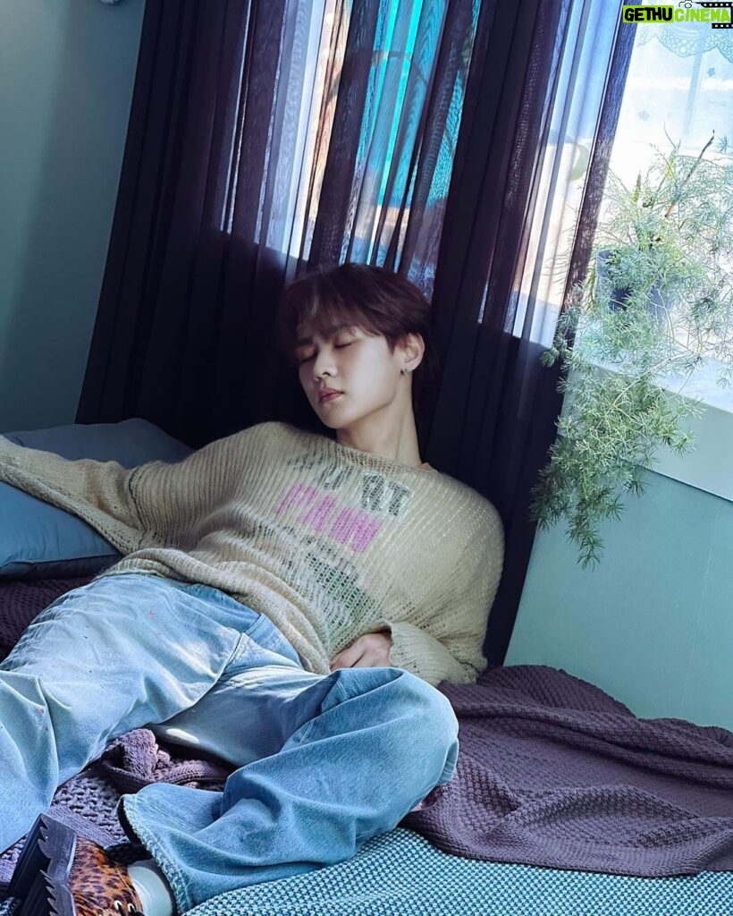 Kun Instagram - I just wanna lay in my bed~