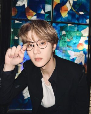 Kun Instagram - Suit X Glasses = ?