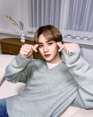 Kun Instagram - Thank you everyone celebrating my birthday together today, Happy new year!❤️🎊