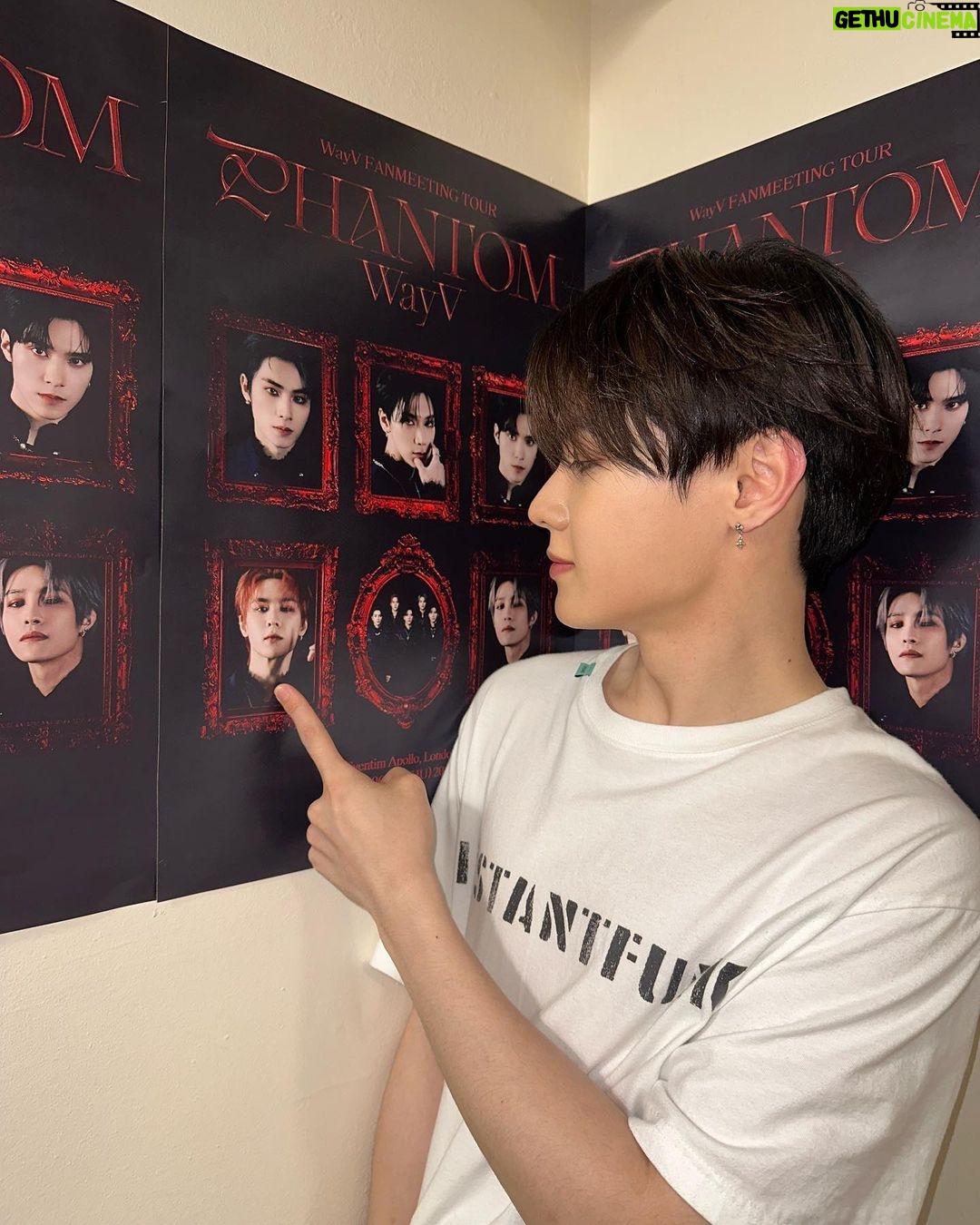 Kun Instagram - It's my first time to visit London🇬🇧. It was really good to see our WayZenNi. Hope you all had a good time too!Thanks to London's WayZenNi. Love you so much. 💚 London, England, UK