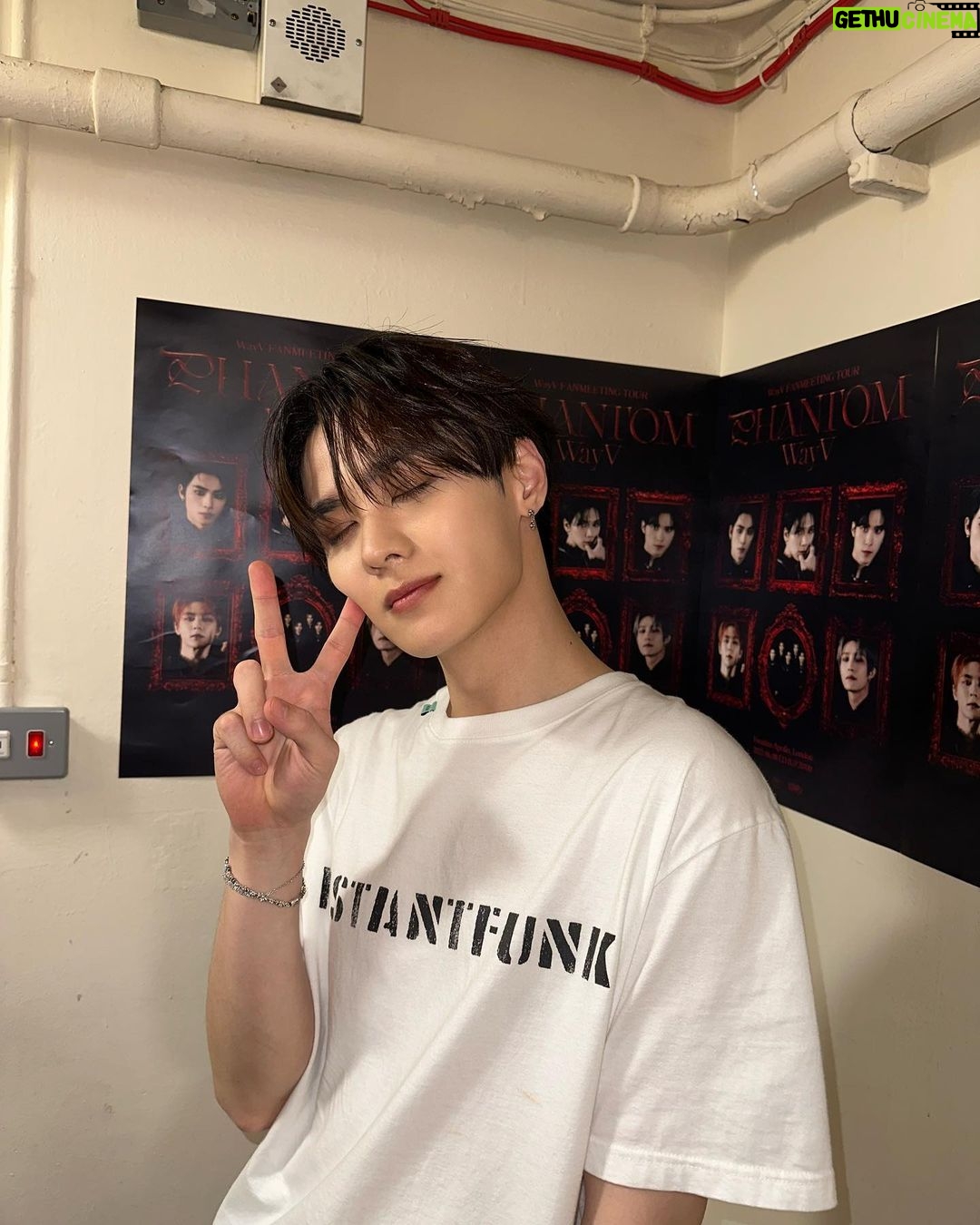Kun Instagram - It's my first time to visit London🇬🇧. It was really good to see our WayZenNi. Hope you all had a good time too!Thanks to London's WayZenNi. Love you so much. 💚 London, England, UK