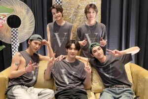 Kun Instagram - Terima kasih untuk WayZenNi yang sudah datang! Semoga acara hari ini bisa menjadi memori yang indah untuk kalian semua. Aku sayang banget kalian 💚ketemu lagi yaaa!!

오늘 우리 웨즌니 와줘서 너무 고미워요!!오늘의 공연 여러분들께 좋은 추억 많이 남겼으면 좋겠어요!사랑해💚다음에도 봐요!!