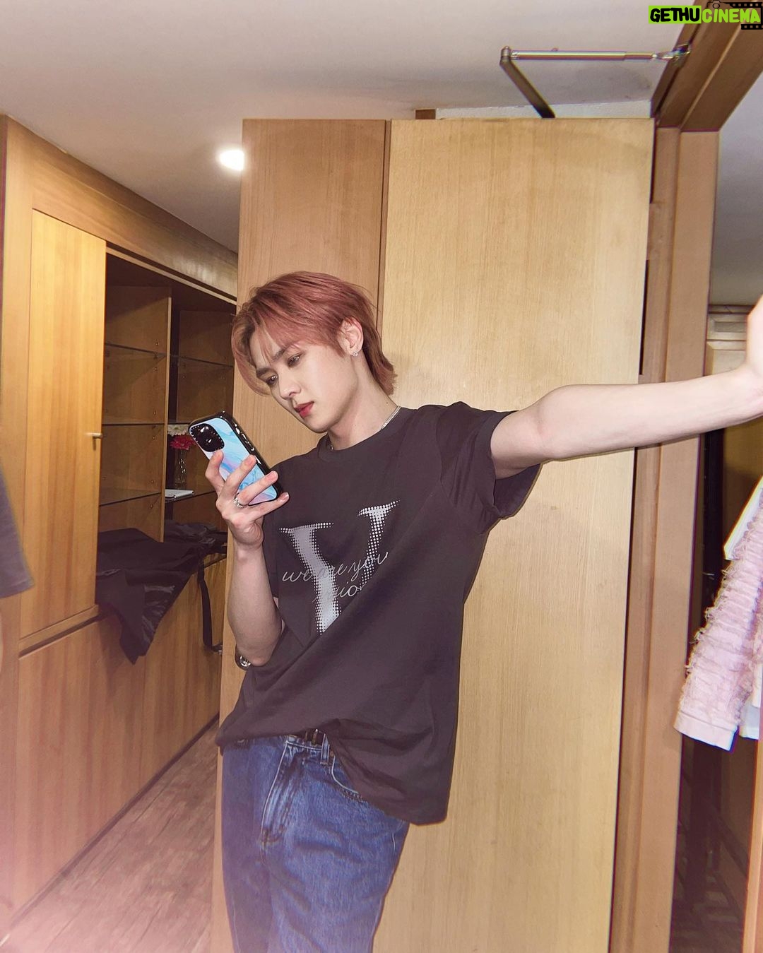 Kun Instagram - 오늘 너무 행복했어요 !!!우리 WayZenNi 앞으로 꼭 많이 만나자!!!멤버들 WayZenNi 그리고 모두 더와주신 스텝분들 다 고생많았어요!!!❤️