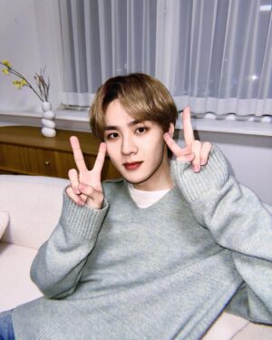 Kun Instagram - Thank you everyone celebrating my birthday together today, Happy new year!❤️🎊