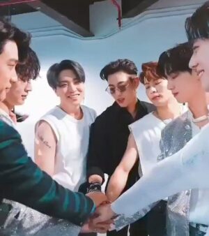 BamBam Instagram - 10YEARS GOT7💚

I LOVR YOU AHGASE🐥
always be my little baby birds

#GOT7