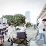 Kurt Chou Instagram - 端午佳節前，跟著自家的兄弟姊妹來到台北車站做公益，第一次親自親手發放愛心便當給火車站的大哥大姐，過程中感受到大家的喜悅以及感激，對我來說始終是散播愛的人總是比獲得的人更滿足！ 期待未來還能有更多能親力親為、也能幫助他人的任務來臨♥️♥️♥️ 謝謝贊助廠商 三樵燒肉 @sanchiaotaiwan 潮肉壽喜燒 @chaorau 郁方姐熱心的號召 @maggiemaggielu 以及所有來現場協助的工作人員 攝影師：凱哥/ 小龔/ 明華