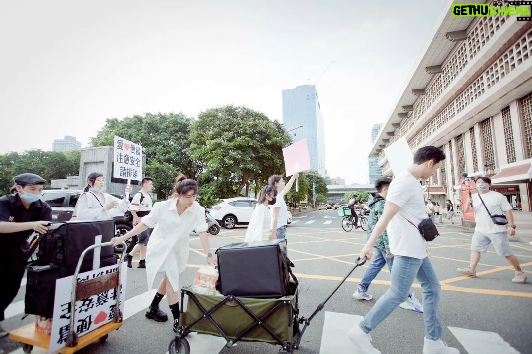 Kurt Chou Instagram - 端午佳節前,跟著自家的兄弟姊妹來到台北車站做公益,第一次親自親手發放愛心便當給火車站的大哥大姐,過程中感受到大家的喜悅以及感激,對我來說始終是散播愛的人總是比獲得的人更滿足! 期待未來還能有更多能親力親為、也能幫助他人的任務來臨♥️♥️♥️ 謝謝贊助廠商 三樵燒肉 @sanchiaotaiwan 潮肉壽喜燒 @chaorau 郁方姐熱心的號召 @maggiemaggielu 以及所有來現場協助的工作人員 攝影師:凱哥/ 小龔/ 明華