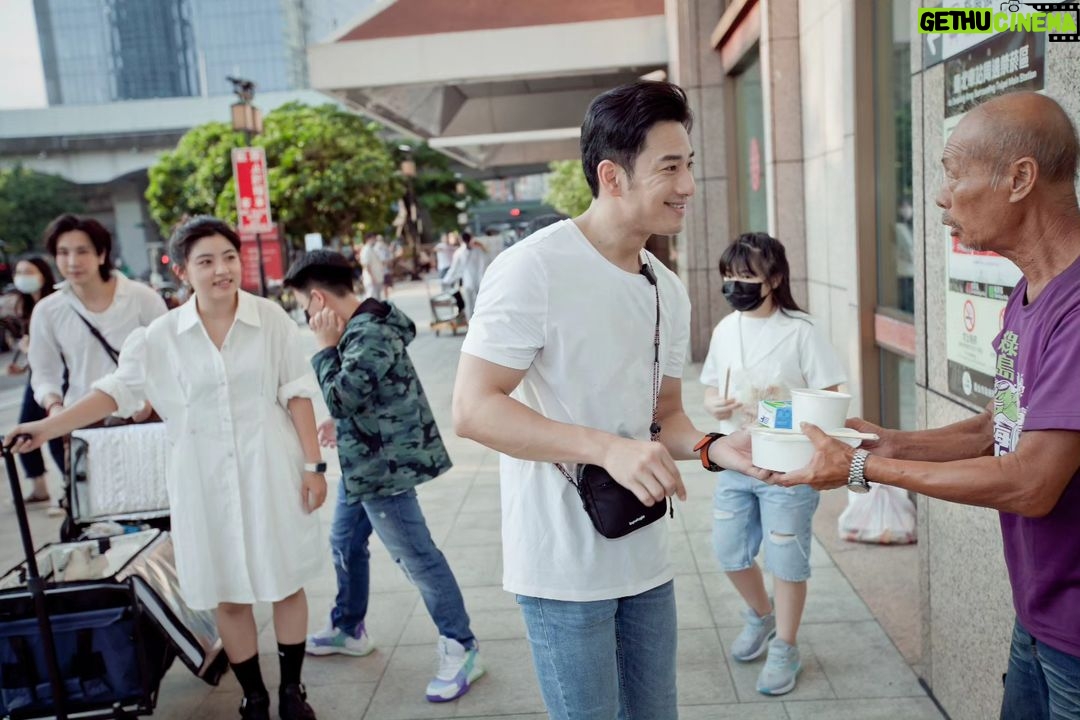 Kurt Chou Instagram - 端午佳節前,跟著自家的兄弟姊妹來到台北車站做公益,第一次親自親手發放愛心便當給火車站的大哥大姐,過程中感受到大家的喜悅以及感激,對我來說始終是散播愛的人總是比獲得的人更滿足! 期待未來還能有更多能親力親為、也能幫助他人的任務來臨♥️♥️♥️ 謝謝贊助廠商 三樵燒肉 @sanchiaotaiwan 潮肉壽喜燒 @chaorau 郁方姐熱心的號召 @maggiemaggielu 以及所有來現場協助的工作人員 攝影師:凱哥/ 小龔/ 明華