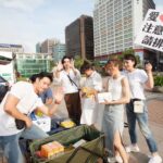 Kurt Chou Instagram - 端午佳節前，跟著自家的兄弟姊妹來到台北車站做公益，第一次親自親手發放愛心便當給火車站的大哥大姐，過程中感受到大家的喜悅以及感激，對我來說始終是散播愛的人總是比獲得的人更滿足！ 期待未來還能有更多能親力親為、也能幫助他人的任務來臨♥️♥️♥️ 謝謝贊助廠商 三樵燒肉 @sanchiaotaiwan 潮肉壽喜燒 @chaorau 郁方姐熱心的號召 @maggiemaggielu 以及所有來現場協助的工作人員 攝影師：凱哥/ 小龔/ 明華