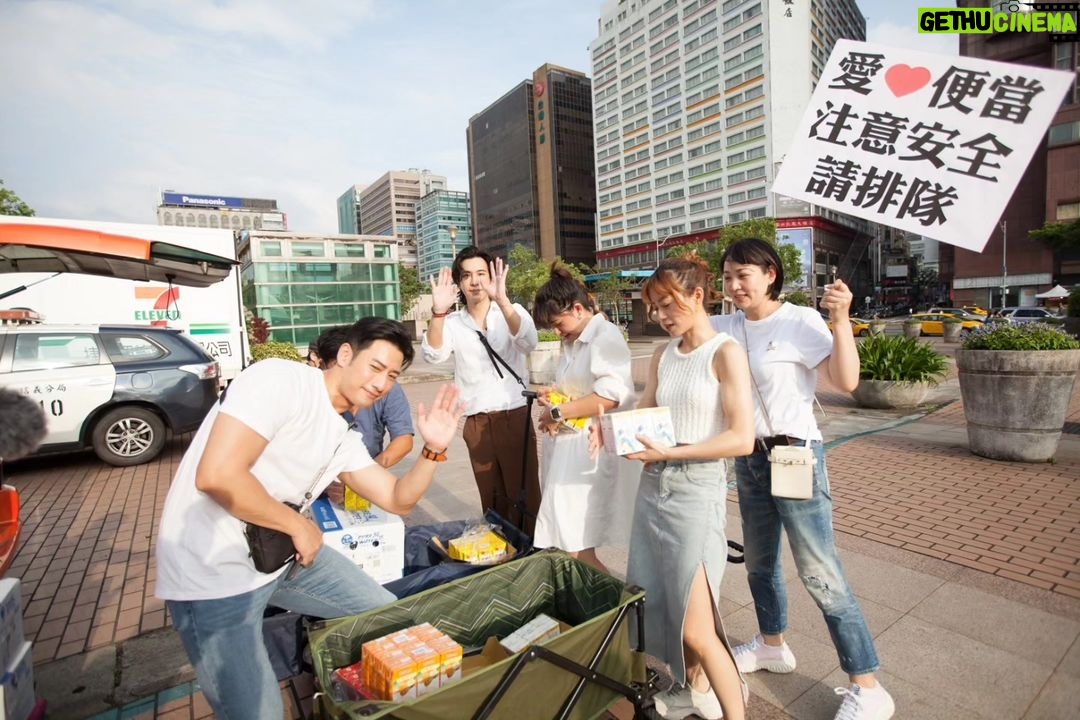 Kurt Chou Instagram - 端午佳節前,跟著自家的兄弟姊妹來到台北車站做公益,第一次親自親手發放愛心便當給火車站的大哥大姐,過程中感受到大家的喜悅以及感激,對我來說始終是散播愛的人總是比獲得的人更滿足! 期待未來還能有更多能親力親為、也能幫助他人的任務來臨♥️♥️♥️ 謝謝贊助廠商 三樵燒肉 @sanchiaotaiwan 潮肉壽喜燒 @chaorau 郁方姐熱心的號召 @maggiemaggielu 以及所有來現場協助的工作人員 攝影師:凱哥/ 小龔/ 明華