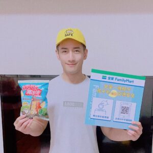 Kurt Chou Instagram - 今天看到有一男童誤闖國道，還好有熱心司機協助保護，並找到男童父母，這樣危險的事件不知在世界的角落每天要上演多少次😥

近期由靖娟兒童安全文教基金會
與全家便利商店合作的公益活動
#小黃帽交通安全計畫 

讓孩子能夠學習專業的交通安全知識，遠離風險、平安長大

行動1：到全台 4100家全家便利超商捐零錢，一起支持交安教育！
行動2：使用全家 APP捐款，做公益好簡單！還有機會抽中 ＃國民姐夫 AKIRA同款御守！
行動3：到全家購買限定款 ＃寶咔咔 公益包，讓更多孩子有機會學會安全交通行為，從小成為良好
用路人！
@familymart_tw 
#靖娟基金會＃聯華食品 #全家＃全家便利商店