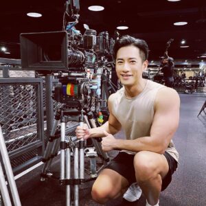 Kurt Chou Instagram - 今天拍戲特別穿了 @aroo_tw 
很久沒進健身房了
今天這場戲猜猜我帶哪個角色來練？

AROO折扣碼：KURT2706
@tvbsdrama #加油喜事
