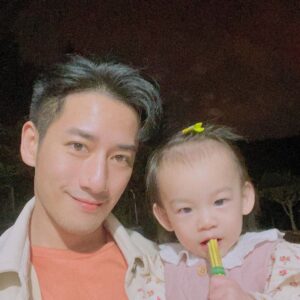 Kurt Chou Instagram - 新年快樂！！
又降溫了，大家圍爐也要記得保暖❤️