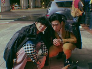 Kurt Chou Instagram - 同一個夜晚，我跟子鑑路邊冷到取暖🥹🥹