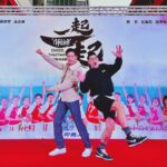 Kurt Chou Instagram - 電影 #一起一起 終於在12/16要正式上映了，今天參加首映典禮，也是第一次看正片，還是能被裡面的許多橋段感動，因為是真人真事，大部份也都是故事本人演出，特別有說服力，永遠記得電影裡的那句話！ 要去做才能創造機會，實現夢想永遠不嫌老。 喜歡勵志故事的你，有興趣也請購票到電影院支持喔！ @1717cheertogether 感謝服裝: @sandroparis #sandrotaiwan