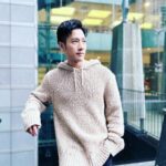 Kurt Chou Instagram - 近期 #加油喜事 正在緊鑼密鼓的宣傳，拍攝的工作也持續進行著，前陣子因為天氣變化大有了一點小感冒，但現在也痊癒了，這部新戲也即將上檔，身邊喜事連連，希望這些好運也能傳給你們也請多多支持 TVBS 12/14 起每週一至週五 晚間八點的［加油喜事］ 晚間十點也會在台視播出喔！ @tvbsdrama 感謝服裝：@sandroparis #sandrotaiwan