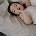 Kurt Chou Instagram - 午後的搔癢遊戲 #女兒 #打嗝 #搔癢 #尖叫 #我愛你