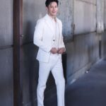 Kurt Chou Instagram - 感謝 @33_suit_up 那天出席 #加油喜事 卡司發佈會 在會場外拍了幾組照片 闆娘還送了我一雙搭配的襪子 本想拍幾組搞怪的襪子照 最後不想破壞一身勁白的氣質 下次搭配別的服裝再來好好拍 也謝謝攝影師的幫忙🙏 @tvbsdrama
